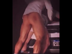  - Despues de unos tragos le mamo la polla al vecino afuera de su casa y termina follandome a pelo y su esposa adentro de la casa