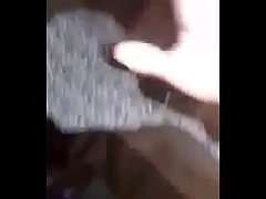  - Los atrapa teniendo sexo en su casa