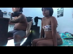  - estoy trabajando tranquilo en mi computador hasta que llega la mujer de mi hermanastro y empieza a seducirme masturbándose y agarrándome el pene
