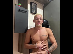  - Novinho chega da escola doido pra goza joga leite na cozinha