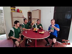  - esposa safada chupa o time de futebol depois do jogo