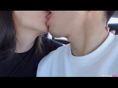  - El conductor se cuela en las bragas de la hermosa pasajera. Cogiendo en el coche