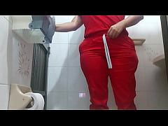  - ENFERMERA ATRAPADA MEANDO EN BAÑO PUBLICO DEL HOSPITAL