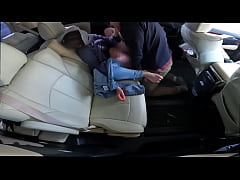  - 知り合いに見られるかもしれないのに横の車でカーセックスする不倫妻