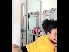  - Morena rabuda dançando sem calcinha