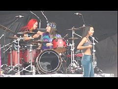  - Girl mostrando peitões no Monster of Rock 2015