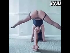  - Safada acrobata sentando no pau gigante. Mulher com precisão impressionante na buceta.