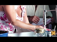  - Irina, blonde aux gros seins, se fait cuisiner les fesses