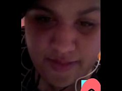  - Esmeralda excitada se masturba