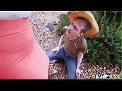  - Milf obliga a su jardinero a lamerle el coño