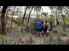  - SEGURANÇA PARTICIPOU DA FUDEÇÃO NO MATO . METEU NO PÊLO E FUDEU GOSTOSO NESSA SURUBA