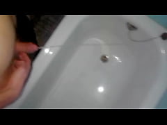  - Ich pisse mal wieder einfach so in eine Badewanne