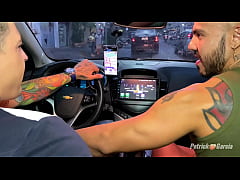  - Motorista  ganha mamada no carro e pede pra fuder minha bunda em casa ( brunohot25 )