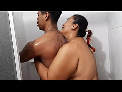 - Una deliciosa ducha caliente con mi hermosa madrastra