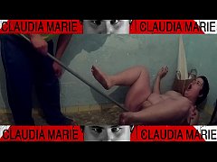  - Metiéndole el palo de la escoba a la gorda por el coño. Ese coño necesita una limpieza y no hay nada mejor que rasparle el coño a la gorda para comérmerlo.