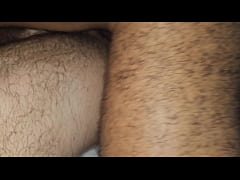  - Cena fumegante de barebacking de dois gays latinos fodendo trabalhador que conheceram na feira.