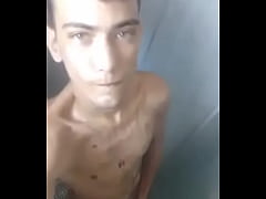  - Novinho de 18 anos batendo uma no banheiro