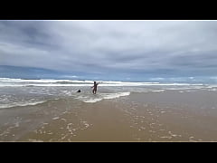  - Casal faz putaria na praia na frente dos amigos.