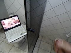  - punheta e gozada o banho.AVI