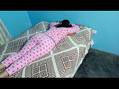  - Pijamada con mi hijastra: me aprovecho de ella cuando esta descansando y por suerte no sintio cuando le metia los dedos y le bajaba su ropa interior para meterle toda la polla