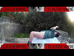  - La gorda se pone cachonda y tienen que apartarse en un camino para tener sexo. En público siempre da más morbo