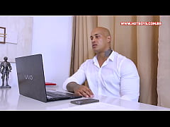  - O Patrão maromba arrombou meu cú virgem