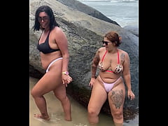 - Olá somos as peludinhas fodendo na Praia