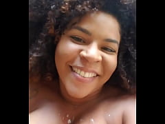  - Mulata peituda acariciando a buceta