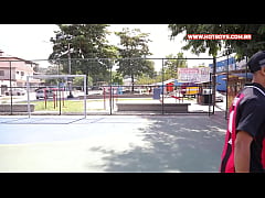  - Mega dotado botando o médico ursão pra mamar