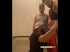  - SEXO EM PÚBLICO.  3 MACHOS FODEM ARDENTEMENTE NA ESCADA DE EMERGÊNCIA DO CONDOMÍNIO ( COMPLETO NO RED E SUBSCRIÇÃO)