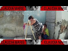  - Le quito las bragas a la gorda y le hago una buena comida de coño contra la pared.