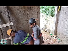  - Eletricista fudendo o ajudante durante o serviço