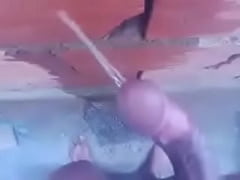  - Orinando con el pene parado