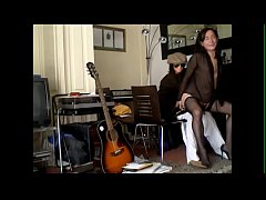  - Madurita travesti se lo monta con un muñeco (II)