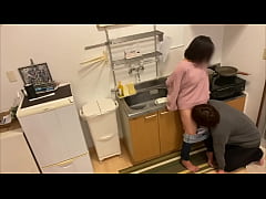  - 旦那が出張中に浮気相手を家に呼んでキッチンでSEXして浮気をする妻。
