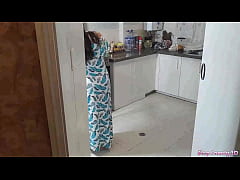  - Hijastra Caliente se deja Follar con su Padrastro en la Cocina cuando su mama No Esta en casa