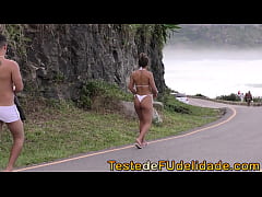  - Gostosa fudendo com dois na praia ( Luna Oliveira )