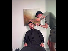  - Esse barbeiro não só cortou bem como gozou gostoso