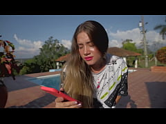  - Sara Blonde calificando la polla de uno de sus clientes se pone muy cachonda