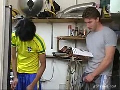  - Jóvenes brasileros consiguen follar en el taller
