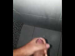  - Gozando muito no banho 2