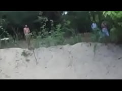  - mi prima enfiestandose en medio de la playa por plata