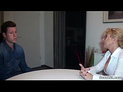  - MILF Chefin mit Mega Titten fickt den jungen Azubi durch