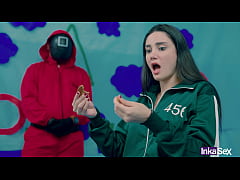  - SQUID GAME - Victoria carmargo bsile rompe la galleta en el juego del calamar y es follada por su carnoso y rosado coño.