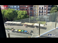  - Preciosa flaquita cubana se pone nerviosa mamando desnuda en publico acaba pidiendo leche en sus grandes tetas. Gabriela flores y Victor bloom