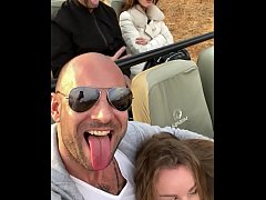  - je lui suce la bite en plein safari, il jouit dans ma bouche et j'avale tout