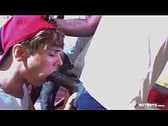  - Novinhos dando pros gostosos maduros na orgia