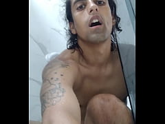  - Batendo uma no chuveiro até gozar