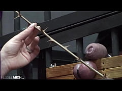  - Einbrecher wird abgeführt von der Polizei und dann zu einer Domina gebracht, die ihn foltert und verhört. Strenges Verhör von einer geilen Domina ins Stiefeln