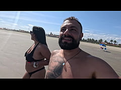  - Aprontando em público ambulantes reconhecem minha putinha e claro agente apronta na praia